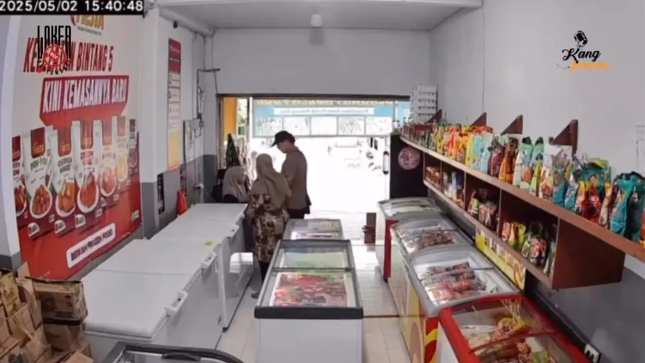 Rekaman CCTV pencurian di Minimarket Dusun Wadungkamidin, Desa Tulungrejo, Kecamatan Glenmore, Banyuwangi. (Istimewa)
