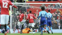 Proses terjadinya gol oleh gelandang Manchester United, Paul Pogba, ke gawang Arsenal pada laga Premier League di Stadion Old Trafford, Senin (30/4/2018). Manchester United menang 2-1 atas Arsenal. (AP/Rui Vieira)