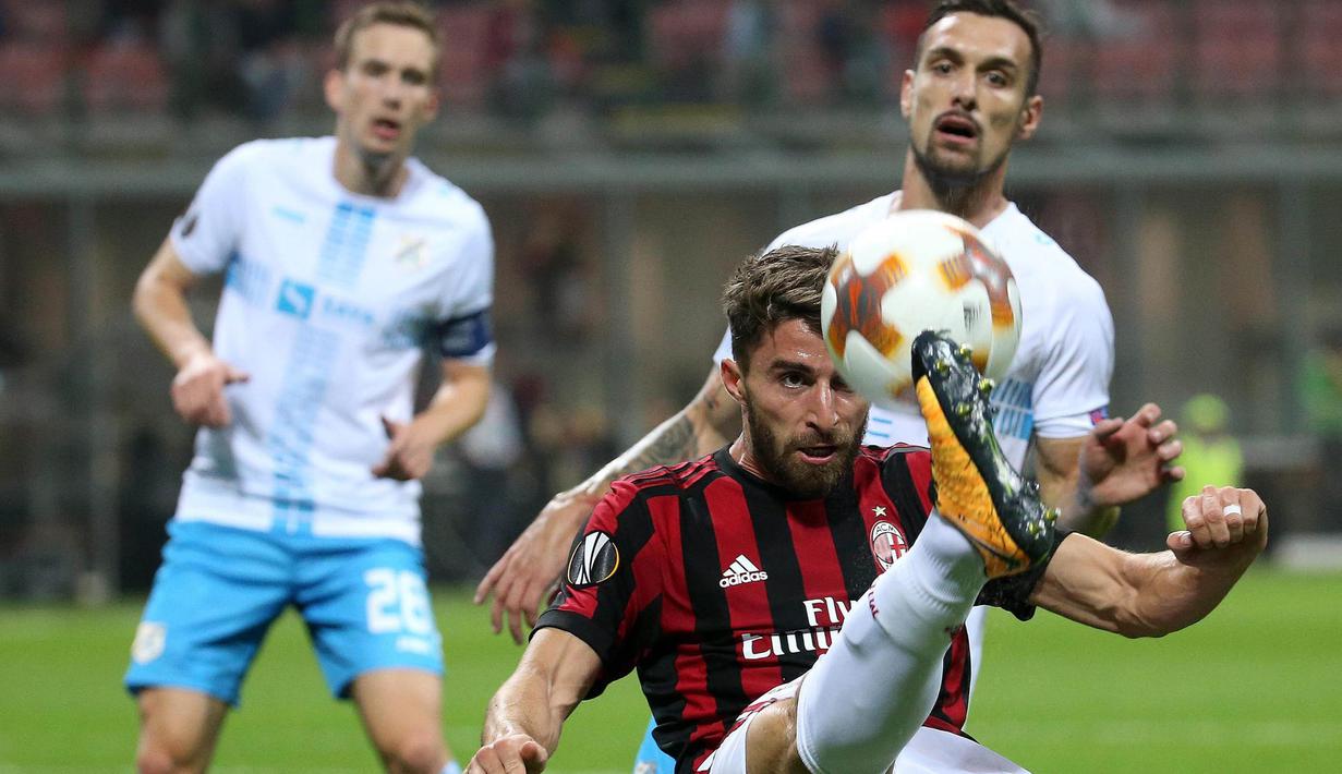 Gelandang AC Milan, Fabio Borini, menendang bola saat pertandingan melawan Rijeka pada laga Liga Europa di Stadion San Siro, Milan, Kamis (28/9/2017). AC Milan menang 3-2 atas  Rijeka. (AP/Matteo Bazzi)
