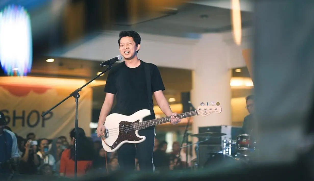 Penampilan Bayu Skak saat di Batam sangat memukau. Meski lagunya berbahasa Jawa, anak-anak Batam ikut menyanyikan lagu-lagu Yowis Ben. (Liputan6.com/IG/@moektito)