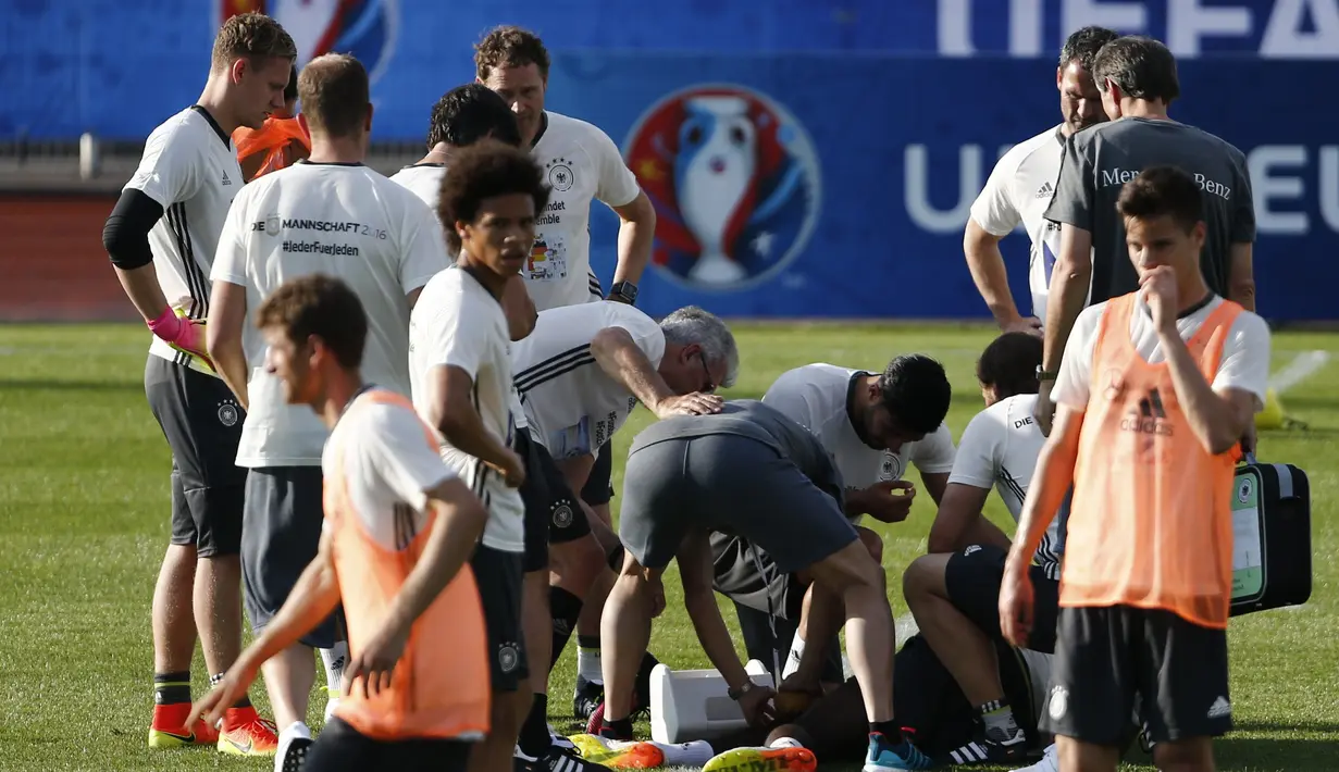 Sejumlah pemain timnas Jerman saat melihat kondisi Jerome Boateng yang terkapar di Stade Camille Fournier, Perancis, (7/6). (REUTERS / Denis Balibouse)