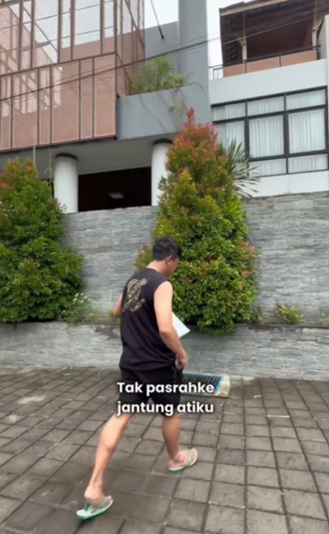 7 Potret depan rumah Denny Caknan di Ngawi yang kini jadi tempat idola COD, asri berdinding batu alam