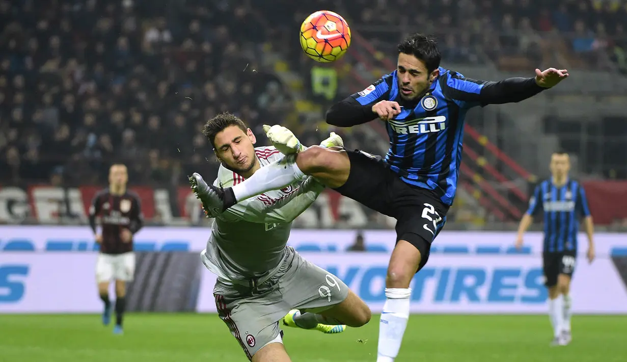Gianluigi Donnarumma memang kerap dianggap sebagai kiper masa depan Italia. Hal ini tidak lepas dari keberhasilan penjaga gawang AC Milan itu menembus skuat utama Rosonerri ketika dirinya masih berusia 16 tahun. (AFP/Olivier Morin)