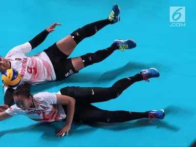 Pevoli putri Indonesia, Aprilia S Manganang (atas) bersama Amalia F Nabila berusaha menahan bola saat melawan Korea pada perempat final voli putri Asian Games 2018 di Tennis Indoor GBK, Rabu (29/8). Indonesia kalah 0-3. (Liputan6.com/Helmi Fithriansyah)
