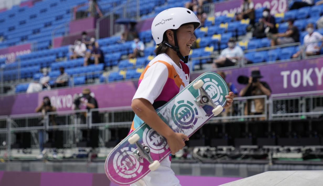 Skater Jepang Momiji Nishiya keluar dari arena setelah memenangkan final street skateboarding putri Olimpiade Tokyo 2020 di Tokyo, Jepang, 26 Juli 2021. Momiji merupakan atlet skateboard kelahiran Jepang yang baru akan genap berusia 14 tahun pada 30 Agustus 2020 mendatang. (AP Photo/Ben Curtis)