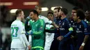 Keributan antara pemain Wolfsburg dengan pemain Real Madrid pada leg pertama perempat final Liga Champions di Volkswagen Arena, Wolfsburg, Kamis (7/4/2016) dini hari WIB. (AFP/Ronny Hartmann)