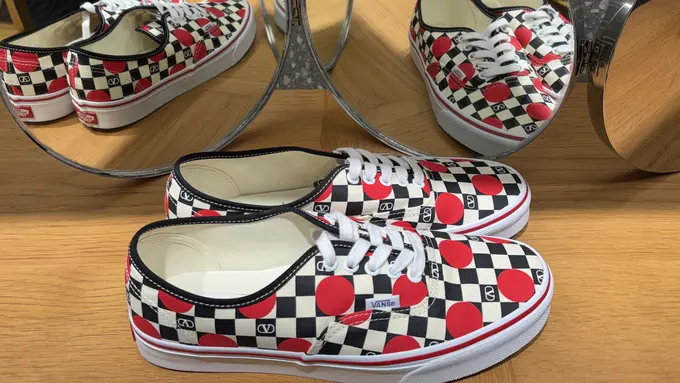 Koleksi  Valentino Garavani x Vans kini hadir di Indonesia. [Anisha/Fimela]