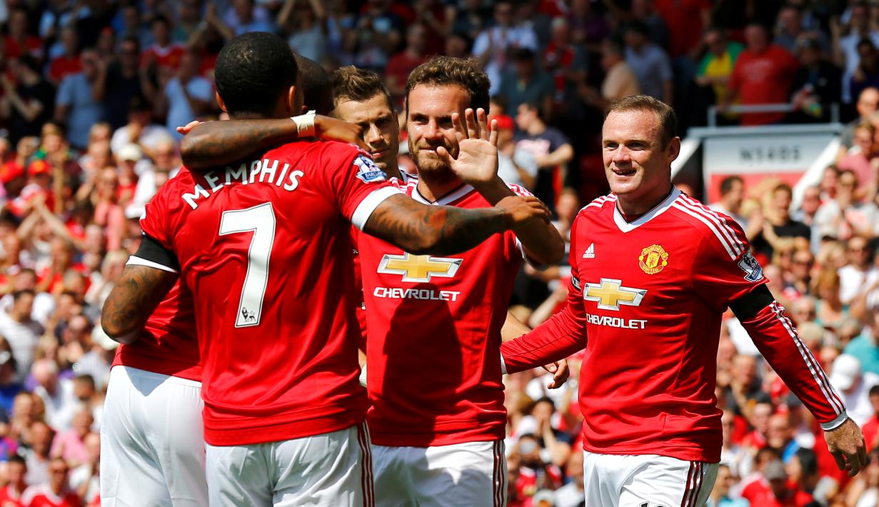 Pemain MU merayakan gol bunuh diri pemain Tottenham Hotspur, Kyle Walker, dalam partai Liga Premier Inggris di Stadion Old Trafford, Manchester, Inggris. Sabtu (8/8/2015). (Action Images via Reuters/Darren Staples)