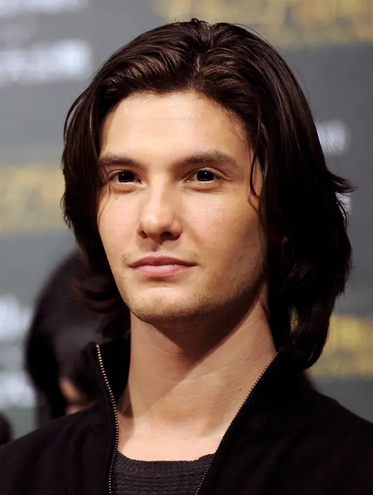 Satu lagi aktor tampan yang tampak sangat memesona dengan rambut gondrong, ia adalah Ben Barnes. Aktor ‘The Chronicles of Narnia’ ini membuat para wanita meleleh dengan rambut bob bergelombangnya itu. (Bintang/EPA)