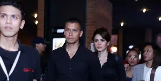 Saat gala primier, awak media dikejutkan dengan kehadiran Nikita Mirzani yang menggandeng mesra Samuel Rizal. (Nurwahyunan/Bintang.com)