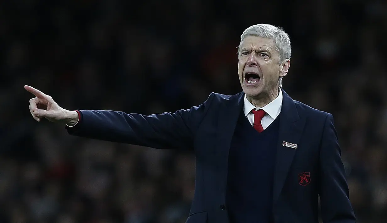 Pelatih Arsenal,  Arsene Wenger memberi instruksi kepada anak asuhnya saat melawan Manchester City pada lanjutan Liga Premier Inggris di Stadion  Emirates, London, Selasa (22/12/2015) dini hari WIB. (AFP Photo/Ikimages)