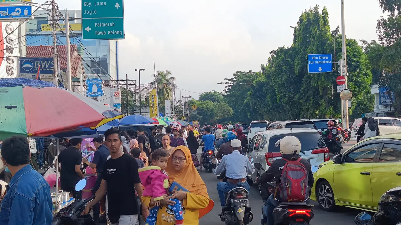 Pasar takjil di Jalan Panjang, Kebon Jeruk, Jakarta Barat, pada Ramadhan 2023