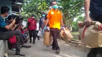 Densus 88 menemukan bahan peledak kimia berbahaya di kontrakan teroris Bandung, Selasa (15/8/2017). (Liputan6.com/Aditya Prakasa)