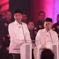 Capres-cawapres nomor urut 01 Joko Widodo atau Jokowi (kiri) dan Ma'ruf Amin saat memaparkan visi misi dalam debat Pilpres 2019, Jakarta, Kamis (17/1). (Liputan6.com/Faizal Fanani)