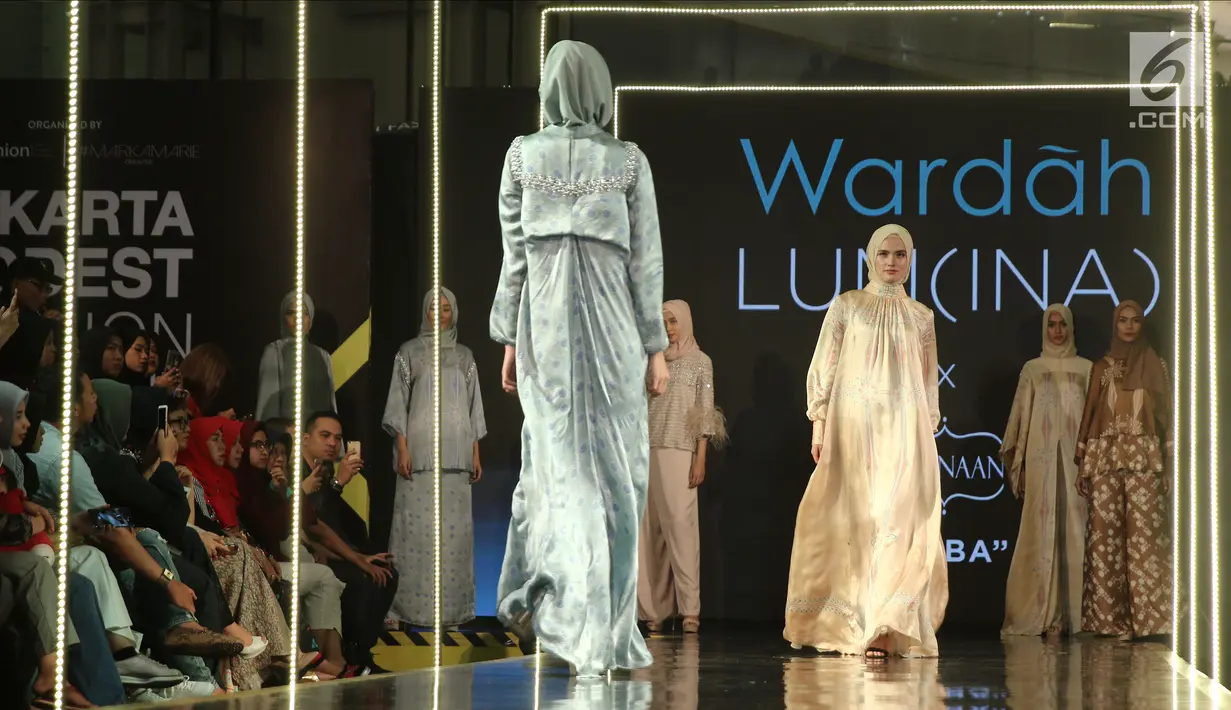Model membawakan busana rancangan Wardah LUM (INA) x Khanaan saat Jakarta Modest Fashion Week di Gandaria City, Jakarta, Minggu (29/7). Khanaan mengangkat tema 'SABA'. (Liputan6.com/Herman Zakharia)