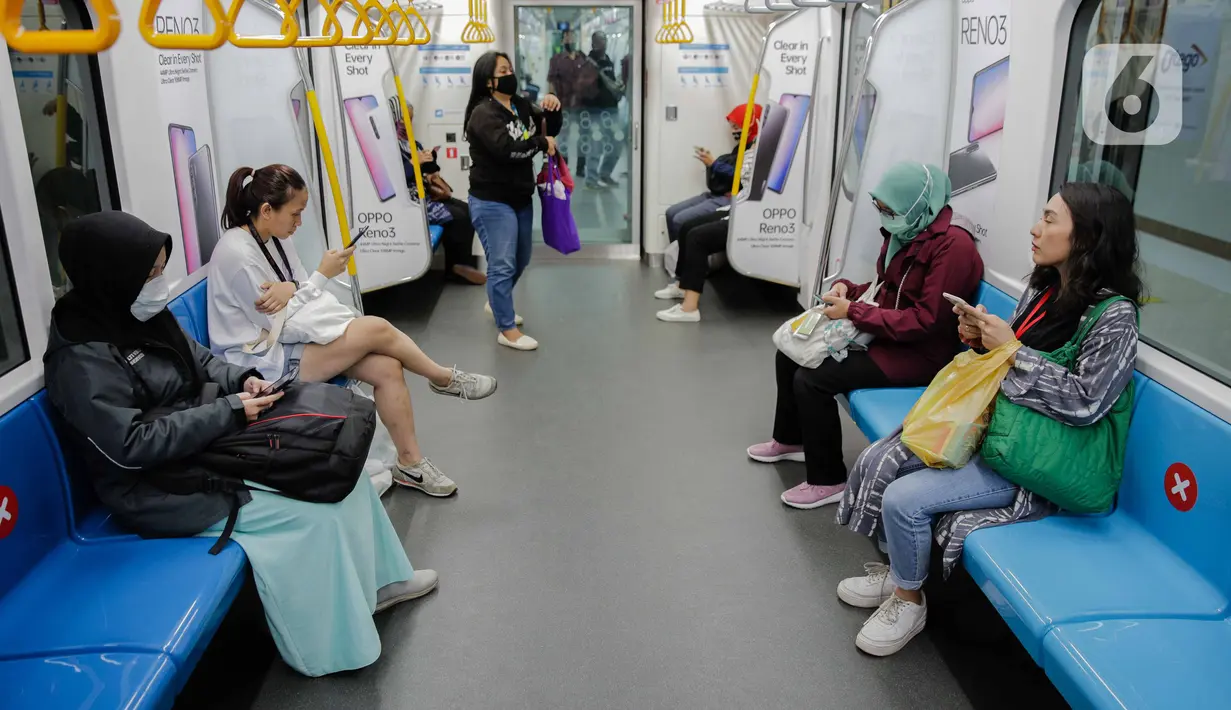 Pengguna moda transportasi MRT duduk di bangku yang ditempeli stiker panduan jaga jarak di Stasiun MRT Bundaran HI, Jakarta, Kamis (19/3/2020). Warga kini lebih waspada dalam menanggapi penyebaran virus corona COVID-19 seiring bertambahnya kasus tersebut di Tanah Air. (Liputan6.com/Faizal Fanani)