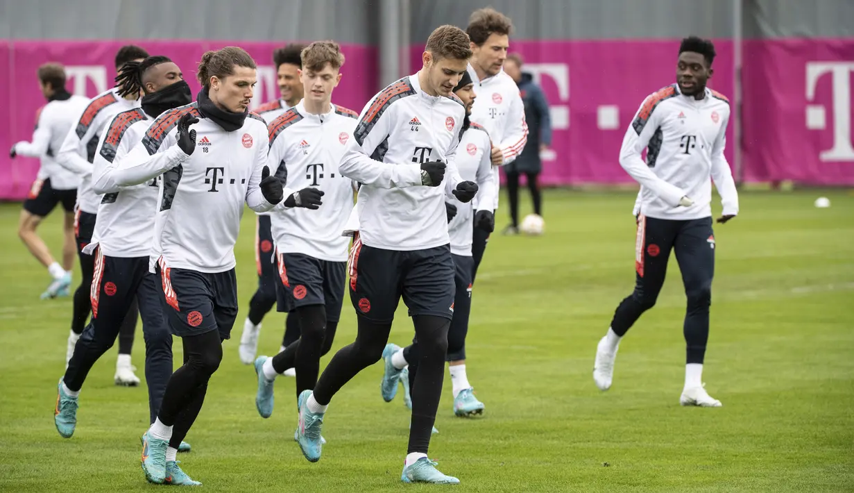 Para pemain Bayern Munchen melakukan pemanasan selama sesi latihan di Munich, Jerman, Selasa (5/4/2022). Bayern Munchen akan bertanding melawan Villarreal pada leg pertama perempat final Liga Champions di Estadio de la Ceramica, Spanyol. (Matthias Balk/dpa via AP)