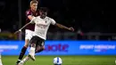 Pemain Torino David Zima (kiri) berebut bola dengan pemain AC Milan Rafael Leao pada pertandingan sepak bola Serie A di Olimpico Grande Torino Stadium, Turin, Italia, 10 April 2022. Pertandingan berakhir tanpa gol. (Fabio Ferrari/LaPresse via AP)
