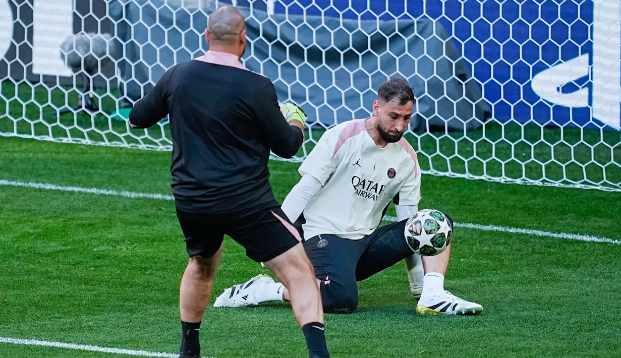 Kiper PSG, Gianluigi Donnarumma, berusaha menghalau bola saat sesi latihan jelang laga melawan Inter Milan pada partai final Liga Champions di Stadion di Allianz Arena, Munchen. (AP Photo/Martin Meissner)