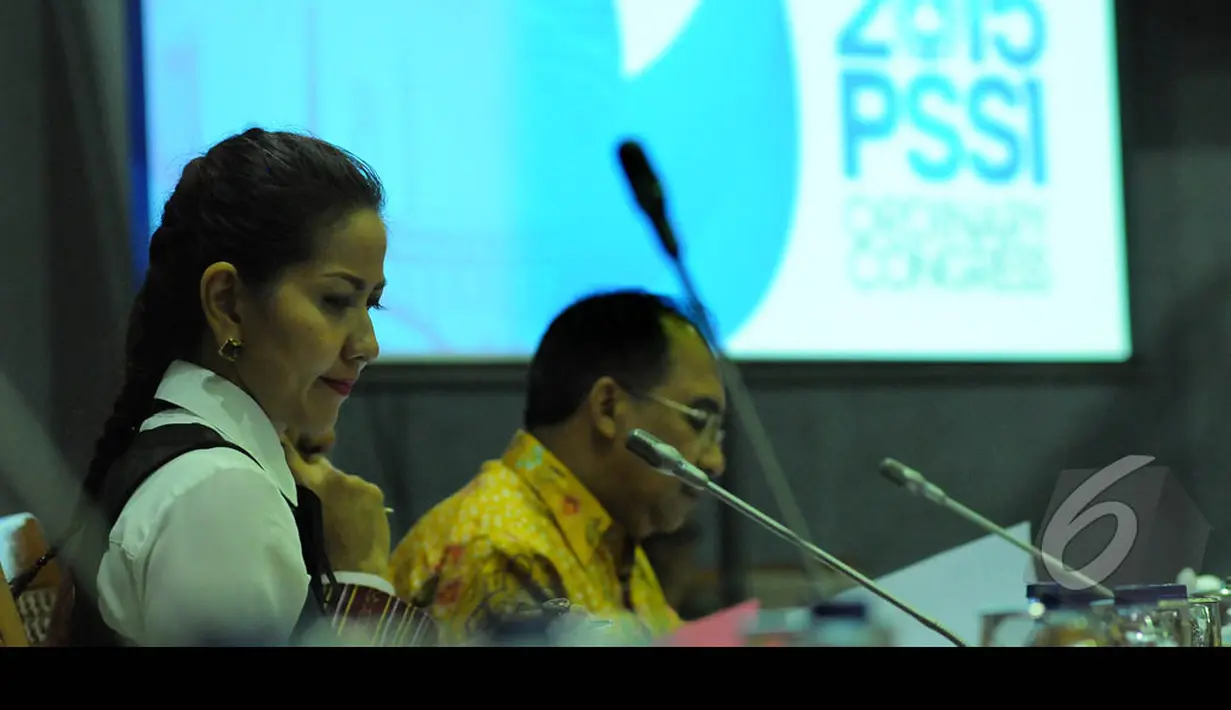Anggota DPR dari Fraksi Partai Demokrat, Venna Melinda saat mengikuti rapat dengar pendapat antara Komisi X DPR RI dengan perwakilan dari PSSI, Jakarta, Kamis (15/1/2015). (Liputan6.com/Faisal R Syam)