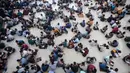 Selain memperkuat pemahaman dan kelancaran membaca Al Quran, tradisi ini juga menjadi sarana mempererat kebersamaan antar santri. Tampak dalam foto, para siswa duduk melingkar sambil membaca Al-Quran selama bulan suci Ramadan 1447 Hijriah di Pondok Pesantren Ar-Raudlatul Hasanah di Medan, Sumatera Utara, Sabtu 21 Februari 2026. (AP Photo/Binsar Bakkara)