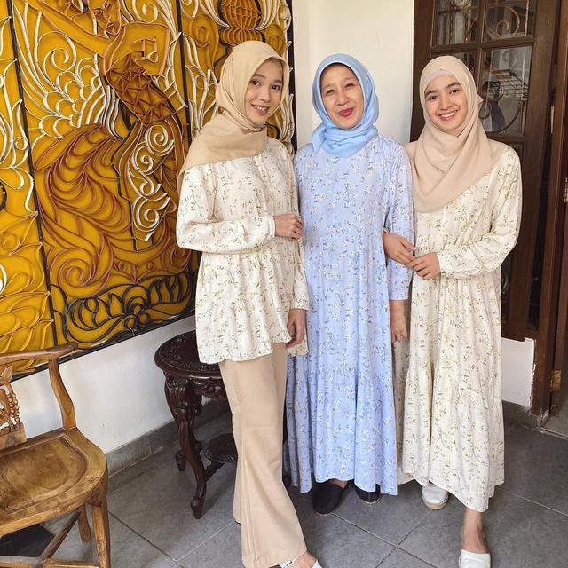 6 Potret Kebersamaan Cut Syifa dan Ibunda, Bak Kakak Adik