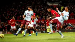 Pemain Manchester United Marcus Rashford (kedua kanan) mencetak gol ke gawang Aston Villa saat bertanding pada pertandingan Liga Inggris di Old Trafford, Manchester, Inggris, Minggu (1/12/2019).  Skor berakhir 2-2. (Martin Rickett/PA via AP)