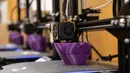 Printer 3D bekerja membuat masker penangkal Covid-19 di Santiago, Chile, (5/5/2020).  Pembuatan masker dengan printer 3D tersebut dilakukan sebagai upaya untuk melawan penyebaran virus corona Covid-19. (AFP/Martin Bernetti)