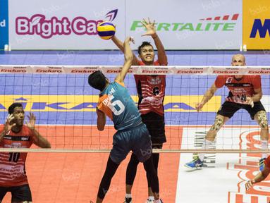 Pevoli Jakarta BNI Taplus, Dhani Angriawan, melakukan smash saat melawan Jakarta Pertamina Energi pada final four seri kedua Proliga 2016 di GOR Amongrogo, Yogyakarta, Minggu (9/5/2016). (Bola.com/Vitalis Yogi Trisna)