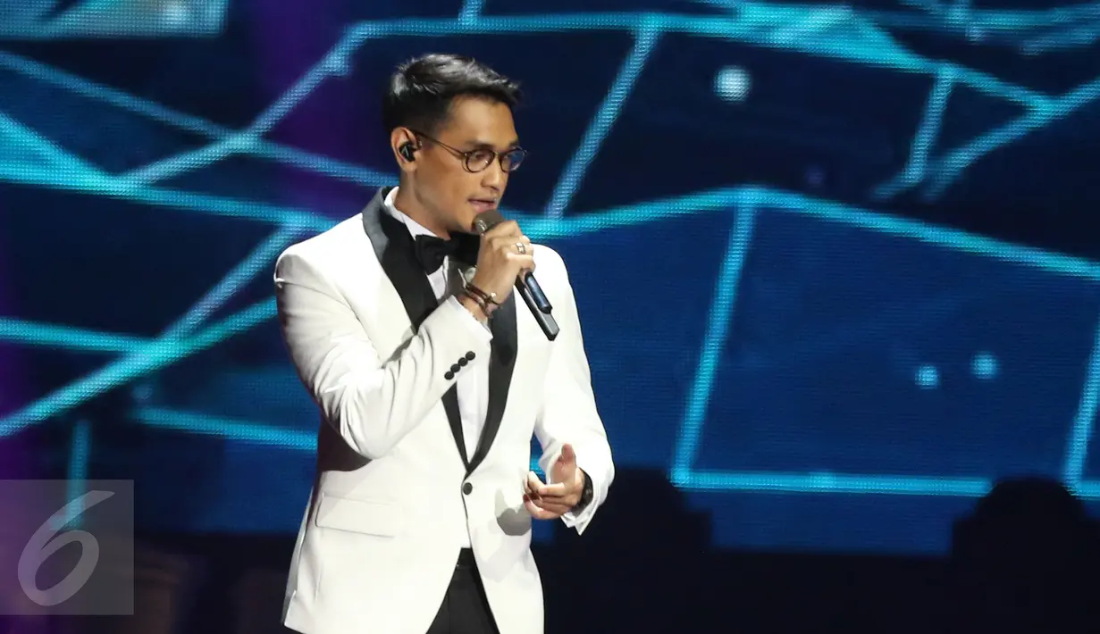 Penyanyi muda berbakat, Afgansyah Reza atau Afgan tampil di atas panggung perayaan HUT 26 SCTV di Istora Senayan, Jakarta, Rabu (24/8). Pada kesempatan itu, Afgan berkolaborasi dengan Raisa menyanyikan lagu 'Percayalah'. (Liputan6.com/Herman Zakharia)