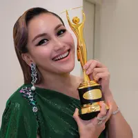 Ayu Ting Ting tampil dengan gaun hijau dalam dua acara sekaligus, Kontes KDI dan AMI Awards 2021 (Foto: Instagram @ayutingting92)