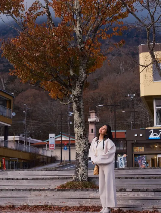 Azizah Salsha terlihat berpose mengenakan one set outfit. Atasan rajut dipadunya dengan outfit rajut berlengan lebar, dipadu celana panjang rajut yang serasi. [Foto: Instagram/azizahsalsha_]