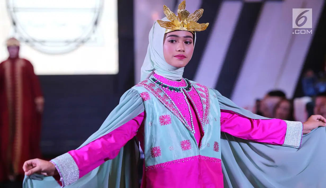 Model membawakan busana pada acara Palembang Fashion Week (PFW) 2019 di Palembang Icon, Sumsel, Minggu (10/3). Pagelaran PFW menampilkan berbagai koleksi terbaru dari tenant fashion yang mengusung tema URBANATION. (Liputan6.com/Fery Pradolo)
