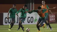 Pemain Timnas Indonesia, Febri Hariyadi, berusaha melewati Fachrudin Aryanto saat latihan di Stadion Maguwoharjo, Sleman, Selasa (11/6/2017). Latihan ini persiapan jelang ujicoba melawan Puerto Rico. (Bola.com/Vitalis Yogi Trisna)