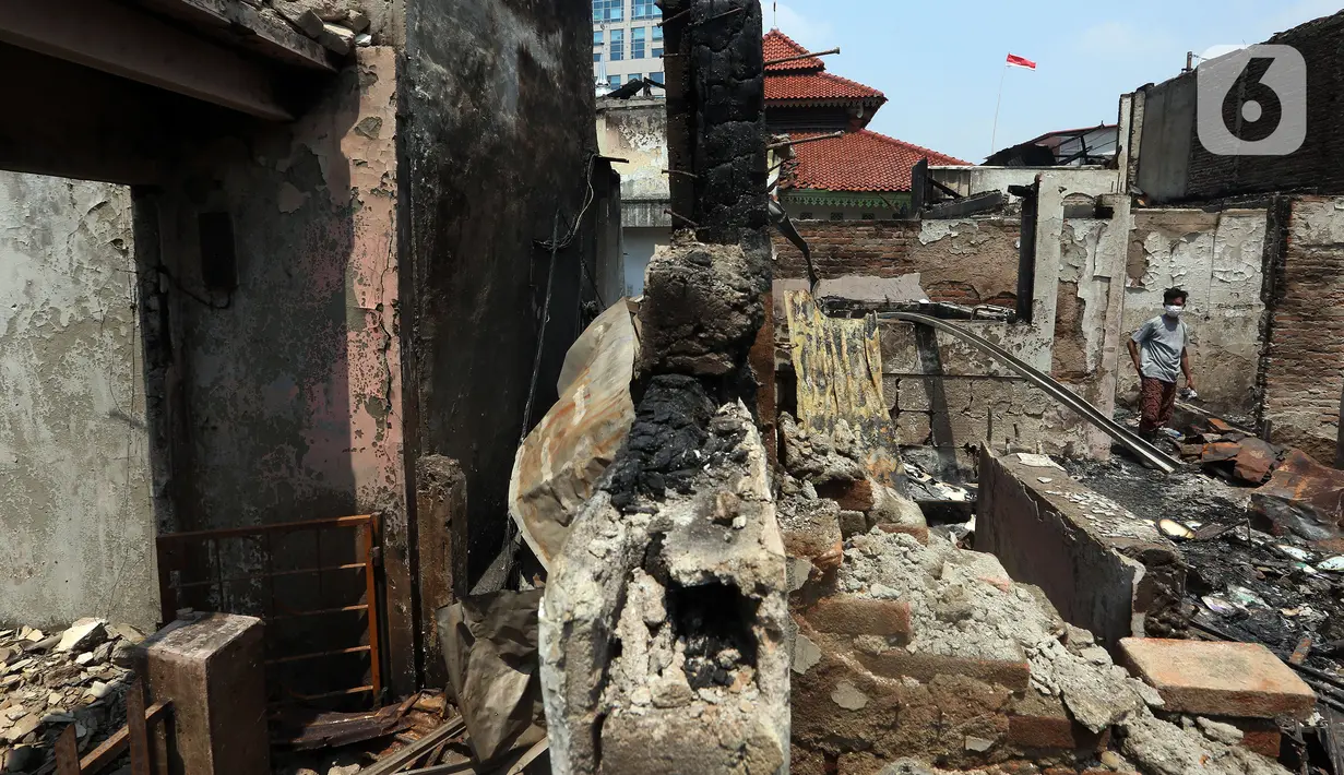 Petugas pemadam kebakaran berjibaku berupaya memadamkan api. (Liputan6.com/Johan Tallo)