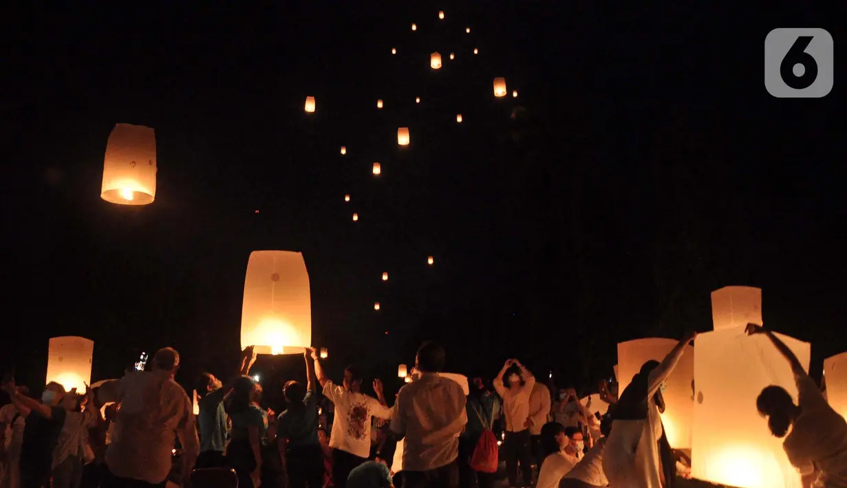 Peserta menerbangkan lampion sebagai tanda puncak perayaan Tri Suci Waisak 2566 BE/2022 di Candi Borobudur, Magelang, Jawa Tegah, Senin (16/05/2022) malam. Setelah sempat ditiadakan selama pandemi, pelepasan ribuan lampion di Pelataran Candi Borobudur pada Waisak tahun ini kembali diselenggarakan. (merdeka.com/Iqbal S.Nugroho)