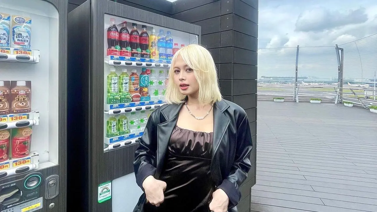 Gaya Feni JKT48 Saat di Ruang Publik Ini Kece, Curi Perhatian