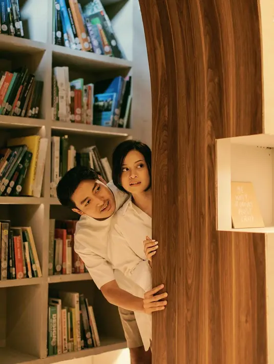 Dengan busana hitam putih, Hanggini dan Luthfi terlihat seperti pasangan yang menggemaskan. Konsep prewedding-nya pun terlihat sederhana 
[@byjatidiriono]