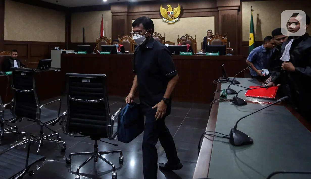 Mantan Menteri Komunikasi dan Informatika (Menkominfo) Johnny G. Plate mengikuti sidang dengan agenda pembacaan putusan sela di Pengadilan Tipikor Jakarta Pusat, Selasa (18/7/2023). (Liputan6.com/Johan Tallo)