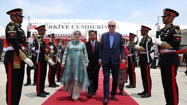 Presiden Turki Recep Tayyip Erdogan bersama istri setibanya di Terminal VVIP I Bandara I Gusti Ngurah Rai Bali, Senin (14/11/2022) jelang KTT G20. (Anadolu Agency)