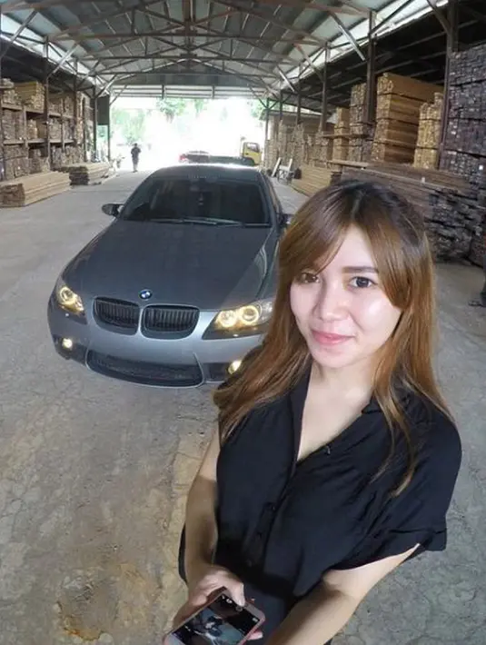 Mobil BMW abu-abu itu kayaknya emang mobil kesayangan Ashrida Dwi deh. Buktinya, dia sering banget pose bareng si my love-nya itu. (instagram.com/ashridadwi)