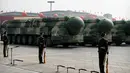 Kendaraan militer membawa rudal balistik DF-41 dalam parade HUT ke-70 RRC di Beijing, China, Selasa (1/10/2019). DF-41 mampu menjangkau daratan Amerika Serikat. (AP Photo/Mark Schiefelbein)