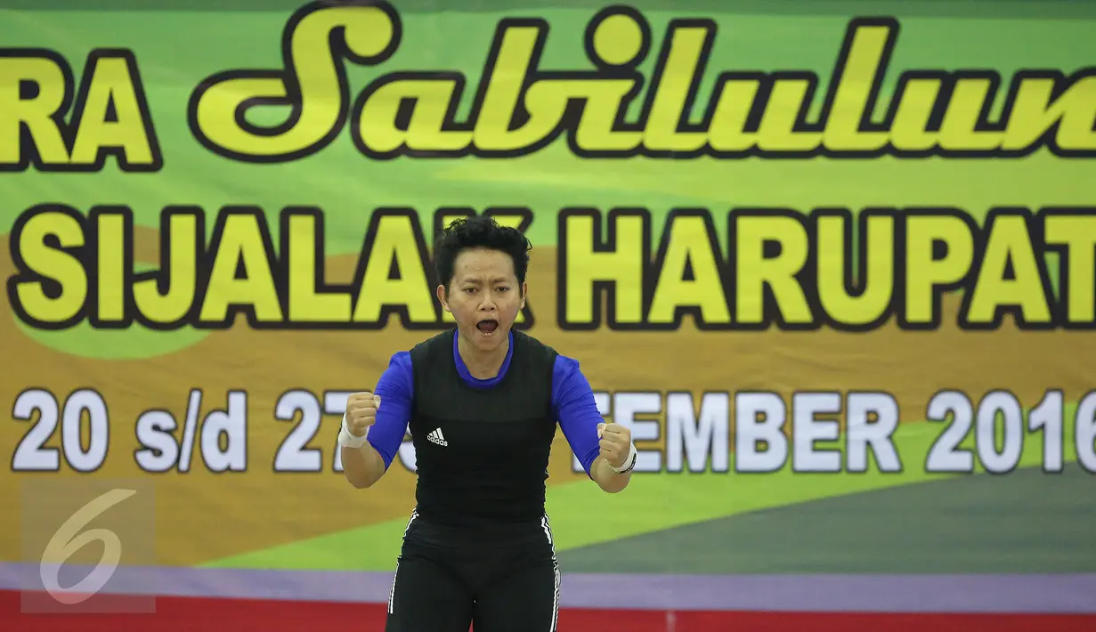 Lifter Jabar, Syarah Anggraini bersorak usai mengangkat beban di kelas 53 kg PON XIX Jabar di Gelora Sabilulungan, Kab Bandung, Selasa (20/9). Syarah Anggraini meraih emas dengan total angkatan 188 Kg. (Liputan6.com/Helmi Fithriansyah)