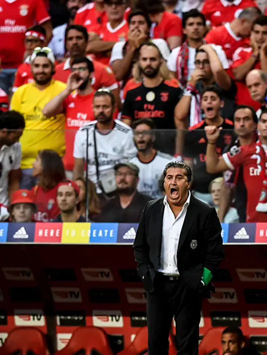 Contohnya Angel di Maria (33 Juta Euro), Ederson ke Man City (40 Juta Euro) dan Axel Witsel yang dilego ke China dengan mahar yang sama. Tak heran Benfica termasuk klub dengan keuangan yang cukup stabil. (AFP/De Melo Moreira)
