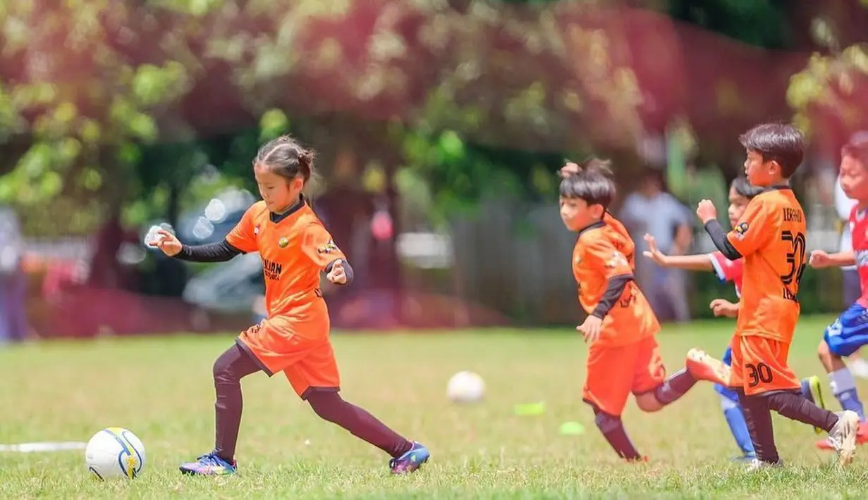 Dua hari sebelumnya, Zaskia Adya Mecca mengunggah sejumlah foto Kala Madali beraksi di lapangan hijau. Melihat putrinya adu stamina dengan anak-anak cowok membuatnya teringat masa kecil. “Selalu ngerasa Kala tuh aku versi kecil dulu. Tapi makin kesini, kayaknya kerenan dia sih.. liat aja da dikejer2 laki sebanyak itu. Good Kal, bola emang harus selalu ada di kamu. Eh,” pungkasnya. (Foto: Dok. Instagram @zaskiadyamecca)