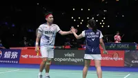 Rinov Rivaldy/Pitha Haningtyas Mentari lolos ke&nbsp;babak 16 besar Kejuaraan Dunia 2023 setelah menyingkirkan&nbsp;pasangan Jepang Kyohei Yamashita/Naru Shinoya. Pebulu tangkis ganda campuran Indonesia itu&nbsp;menang 21-15, 14-21, dan 21-14 di&nbsp;Royal Arena, Kopenhagen, Denmark, Rabu, 23 Agustus 2023. (foto: PBSI)
