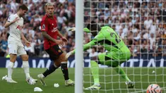 Reaksi pemain Manchester United, Lisandro Martinez saat melakukan gol bunuh diri ke gawangnya sendiri pada laga pekan kedua Liga Inggris 2023/2024 melawan Tottenham Hotspur di Tottenham Hotspur Stadium, London, Inggris, Minggu (20/08/2023) WIB. (AFP/Adrian Dennis)