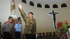 Wakil Gubernur DKI Jakarta Djarot Syaiful Hidayat saat mengunjungi Gereja Theresia, Rabu (24/12/2014). (Liputan6.com/Herman Zakharia)