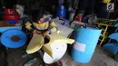 Pekerja sedang memotong busa untuk bangku drum bekas di industri kecil Ali Kreatif, Parung Bogor, Selasa (30/1). Industri yang beromset 20 juta rupiah setiap minggunya juga memproduksi tempat sampah, lemari hingga meja. (Liputan6.com/Fery Pradolo)