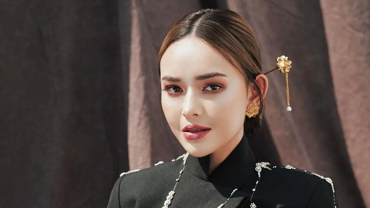 Amanda Manopo Mengaplikasikan makeup glam saat Hari Kartini